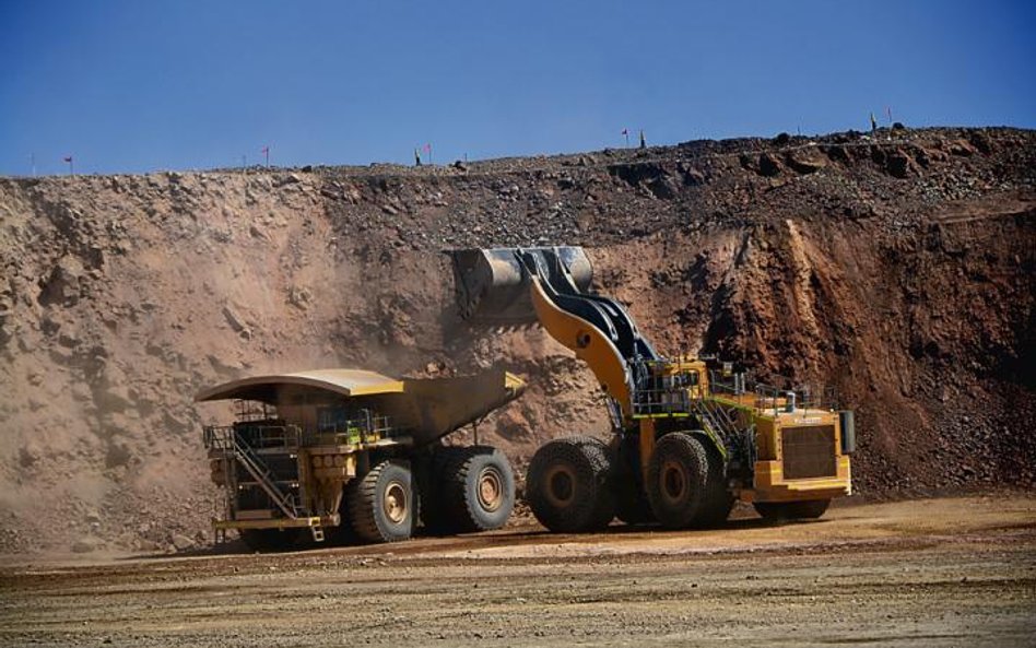 Gigantyczne wywrotki przewożą około 300 ton urobku. Osiągają prędkość nawet ponad 60 km/h. Podczas p