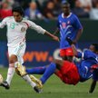 Sergio Avilla (przy piłce) podczas meczu Meksyk - Haiti