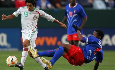 Sergio Avilla (przy piłce) podczas meczu Meksyk - Haiti