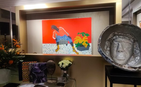 Pierwsza wystawa w Phenomenaa Gallery. Z prawej misa Mosesa Adjei, w głębi obraz Raphaela Adjetey Ad