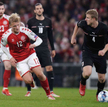 Duńczyk Kasper Dolberg walczy o piłkę w meczu z Austrią