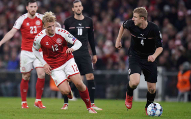 Duńczyk Kasper Dolberg walczy o piłkę w meczu z Austrią