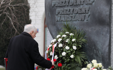 Prezes PiS Jarosław Kaczyński podczas uroczystości złożenia kwiatów pod Pomnikiem Prezydenta Lecha K