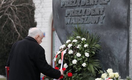 Prezes PiS Jarosław Kaczyński podczas uroczystości złożenia kwiatów pod Pomnikiem Prezydenta Lecha K