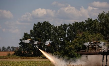 Dron uderzeniowy FP-2 po starcie przeprowadzonym przez żołnierzy 20. Samodzielnej Brygady Systemów B
