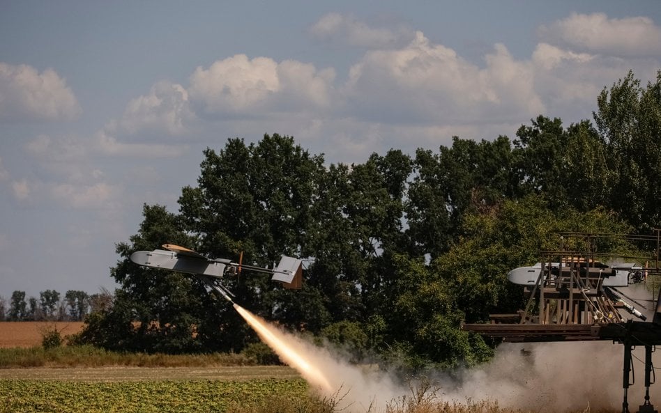 Dron uderzeniowy FP-2 po starcie przeprowadzonym przez żołnierzy 20. Samodzielnej Brygady Systemów B