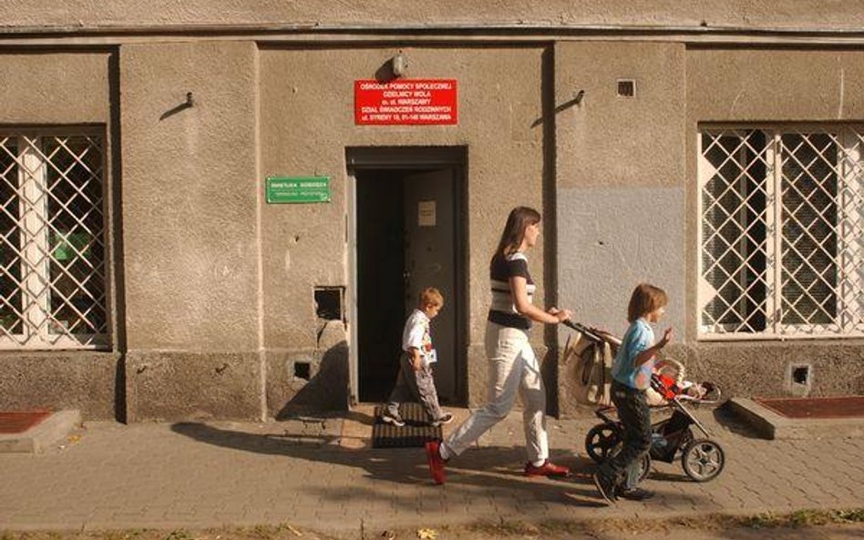 Pomoc społeczna: gminy podpisują za mało kontraktów socjalnych