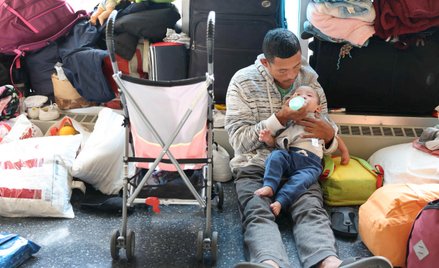 Poczekalnia posterunku policji w Chicago pełna imigrantów