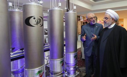 Prezydent Hasan Rouhani z szefem irańskiej organizacji technologii jądrowej Alim Akbarem Salehim (zd