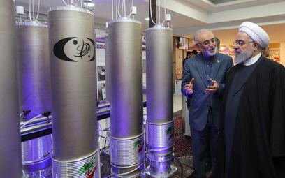 Prezydent Hasan Rouhani z szefem irańskiej organizacji technologii jądrowej Alim Akbarem Salehim (zd