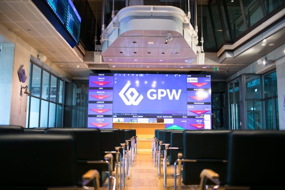 Tanieją firmy turystyczne, ale błyszczy Orlen i spółki wojskowe. Co dalej z GPW?