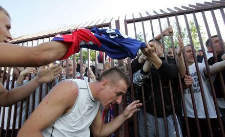 Piłkarze Górnika po meczu z Cracovią dobrowolnie oddawali kibicom koszulki, w podziękowaniu za dopin