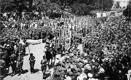 1920 Przed Bitwą Warszawską mieszkańcy stolicy zgłaszali się do wojska na ochotnika