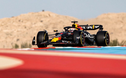 Max Verstappen w bolidzie Red Bull podczas trwających tylko trzy dni testów w Bahrajnie, gdzie w naj