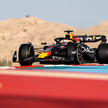Max Verstappen w bolidzie Red Bull podczas trwających tylko trzy dni testów w Bahrajnie, gdzie w naj