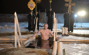 Putin z krucyfiksem na szyi nurkuje w lodowatej wodzie