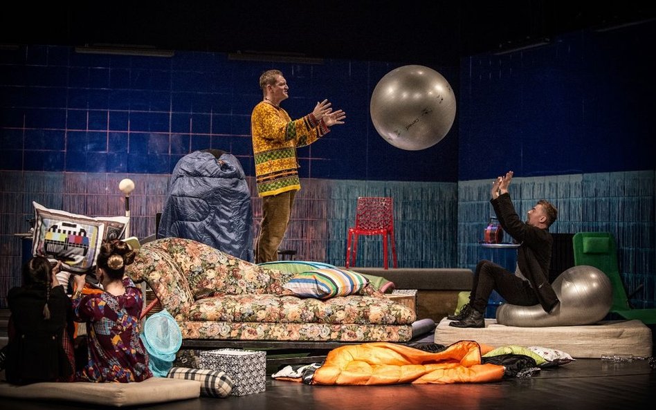 „Wróg ludu” w reżyserii Jana Klaty z Narodowego Starego Teatru.