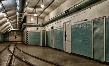 Schrony, choć powszechnie mówi się tak o wszystkich miejscach, w których można się ukryć, są konstru