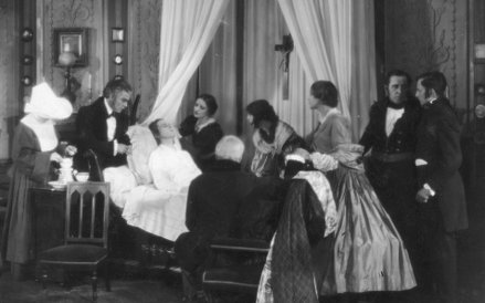 Jedna ze scen filmu. Widoczny m.in.: Pierre Blanchar jako Fryderyk Chopin (leży na łożu śmierci).