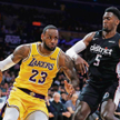 LeBron James (z lewej), gwiazda Los Angeles Lakers, jest lokomotywą ligi nie tylko w USA, ale także 