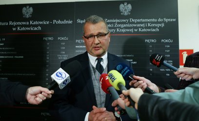 Prokurator Tomasz Tadla podczas wypowiedzi dla mediów przed katowicką siedzibą prokuratury