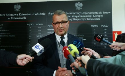 Prokurator Tomasz Tadla podczas wypowiedzi dla mediów przed katowicką siedzibą prokuratury