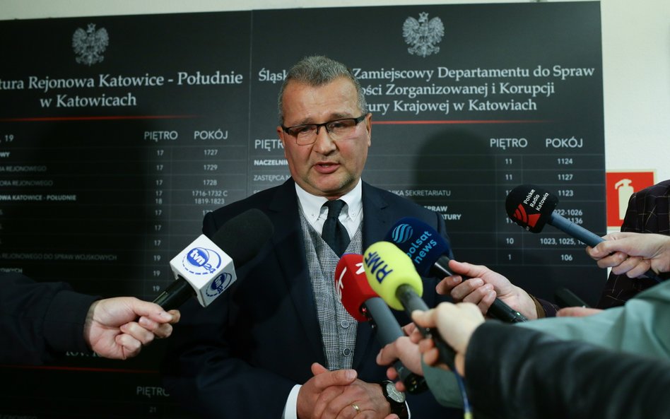 Prokurator Tomasz Tadla podczas wypowiedzi dla mediów przed katowicką siedzibą prokuratury