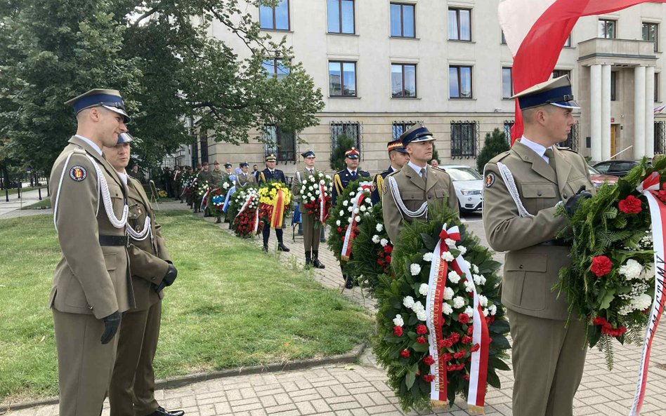 Wieńce złożyli też przedstawiciele Wojska Polskiego