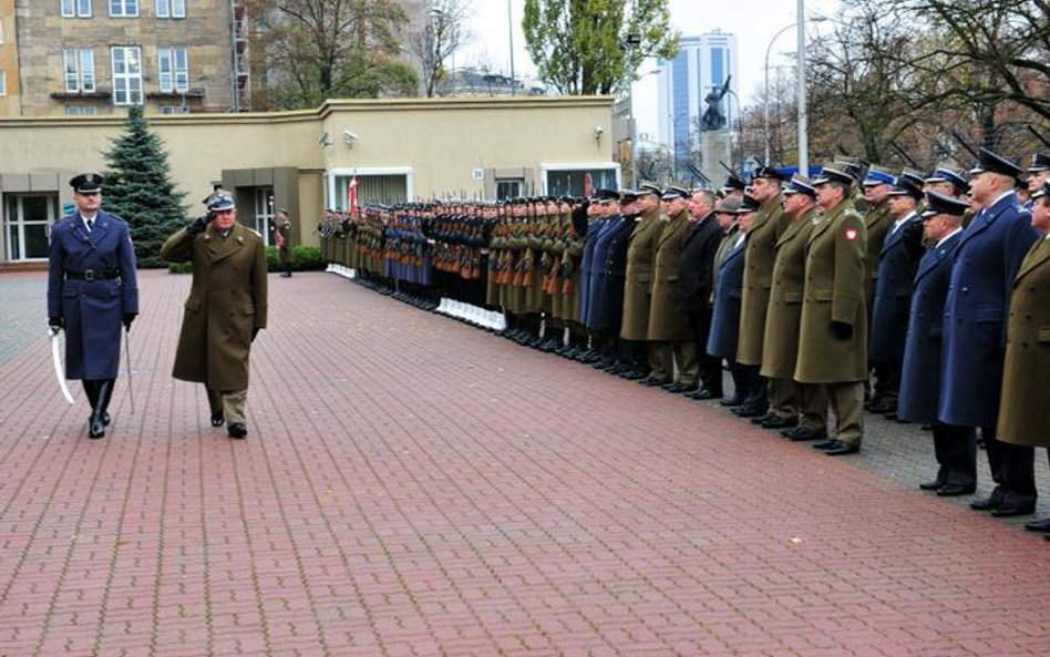 Generał Jerzy Michałowski w środku