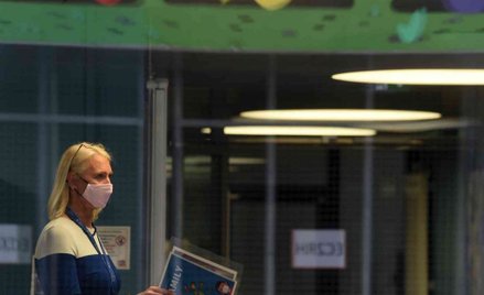 Niemcy: Jeden zakażony znów zakaża mniej niż jedną osobę