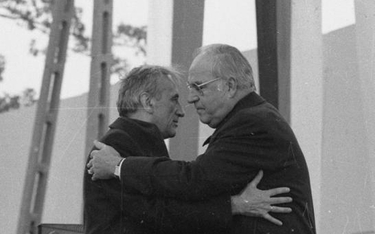 Znak pokoju w Krzyżowej w 1989 r. Helmut Kohl i Tadeusz Mazowiecki w czasie mszy pojednania polsko-n