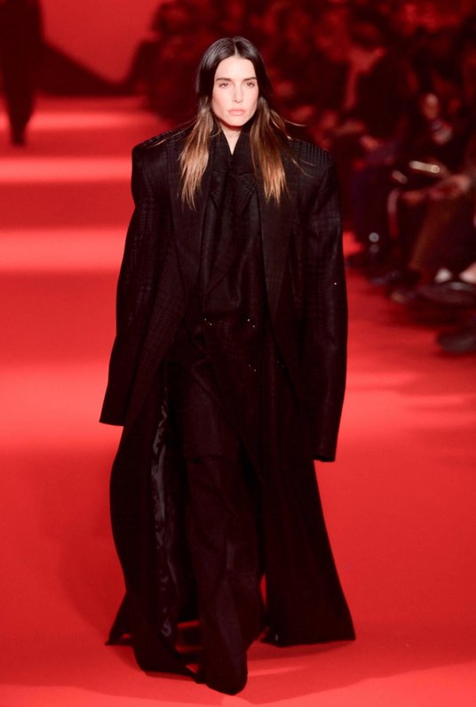 Argentyńska topmodelka Valentina Ferrer podczas pokazu kolekcji damskiej w czasie paryskiego tygodni