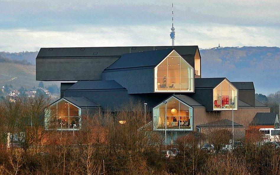 Nowoczesny stos stodół. Ułożone jedna na drugiej bryły tworzą sklep Vitra Haus w Weil nad Renem (pro