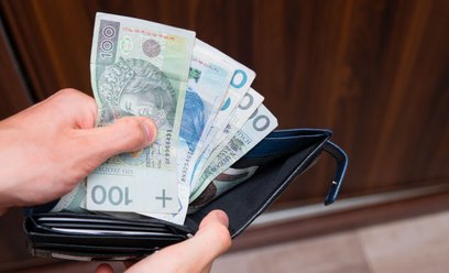 500 zł dochodu gwarantowanego, ale likwidacja kwoty wolnej. Ile kosztuje pomysł PiS?