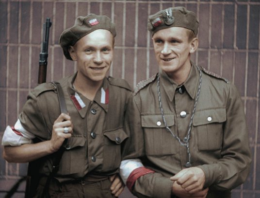 „Powstanie Warszawskie” Jana Komasy ma prostą fabułę. Dwaj bracia – postacie fikcyjne, a mimo to pra