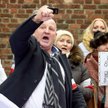 Piotr Rybak, skazany za podpalenie kukły Żyda w 2016 roku, pod bramą Auschwitz