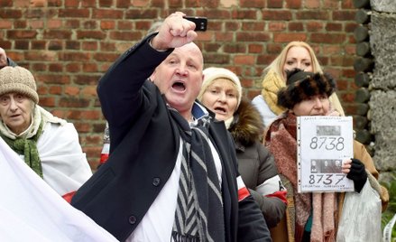 Piotr Rybak, skazany za podpalenie kukły Żyda w 2016 roku, pod bramą Auschwitz