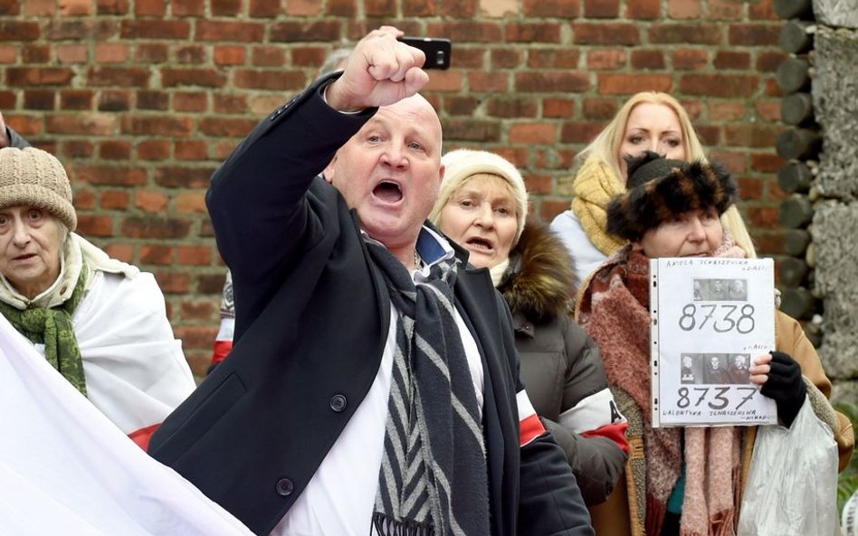 Piotr Rybak, skazany za podpalenie kukły Żyda w 2016 roku, pod bramą Auschwitz