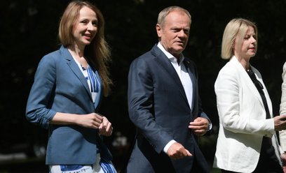 Premier Donald Tusk (C) oraz minister rodziny, pracy i polityki społecznej Agnieszka Dziemianowicz-B