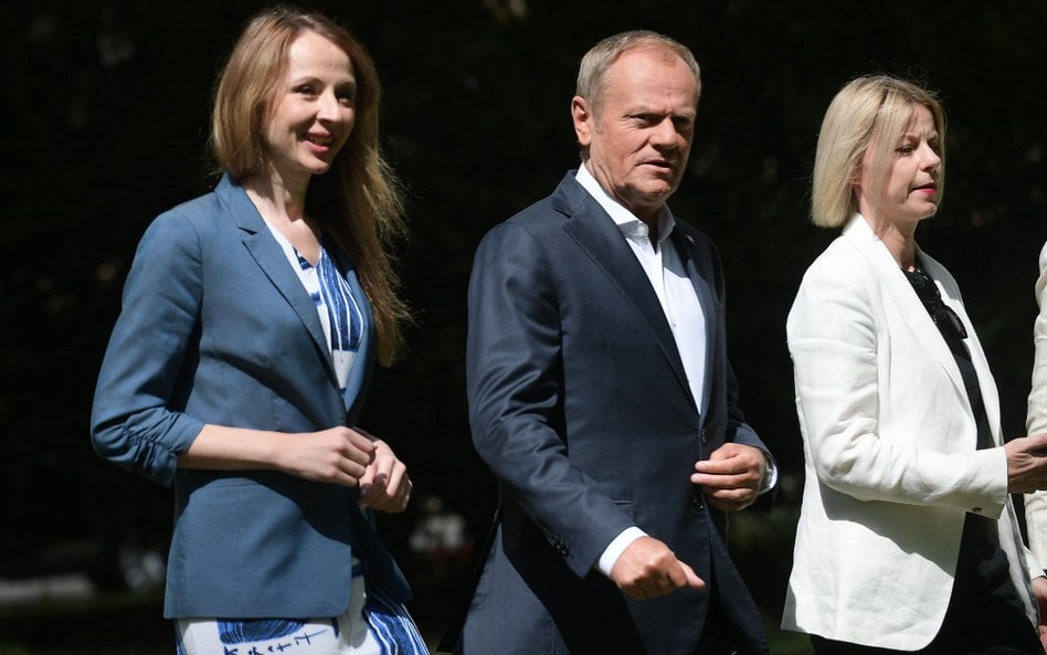 Premier Donald Tusk (C) oraz minister rodziny, pracy i polityki społecznej Agnieszka Dziemianowicz-B