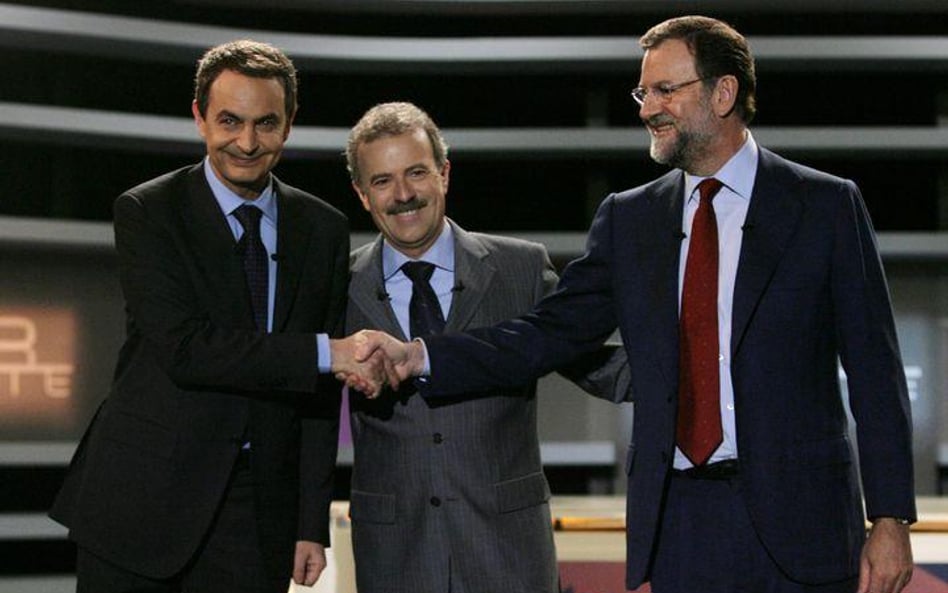 Uścisk dłoni: José Zapatero i Mariano Rajoy