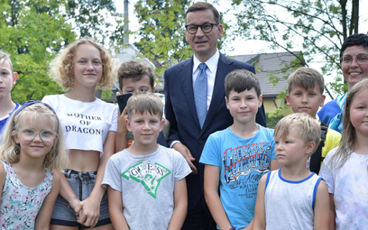 Mateusz  Morawiecki  (na zdjęciu  z dziećmi   ze szkoły   w Ładzyniu)   podkreśla,   że rządowi PiS 