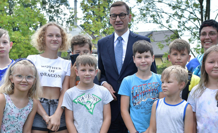 Mateusz  Morawiecki  (na zdjęciu  z dziećmi   ze szkoły   w Ładzyniu)   podkreśla,   że rządowi PiS 