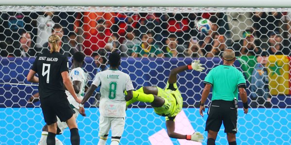 Erling Haaland jak Lionel Messi i Kylian Mbappe. Norwegia gra dalej