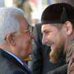 Ramzan Kadyrow (na zdjęciu po prawej) wita się z prezydentem Palestyńczyków Mahmudem Abbasem