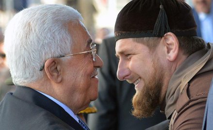 Ramzan Kadyrow (na zdjęciu po prawej) wita się z prezydentem Palestyńczyków Mahmudem Abbasem