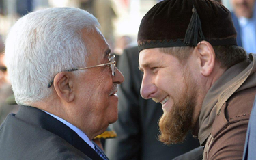 Ramzan Kadyrow (na zdjęciu po prawej) wita się z prezydentem Palestyńczyków Mahmudem Abbasem