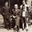 15-letni Tadeusz Gajcy z rodzicami i bratem