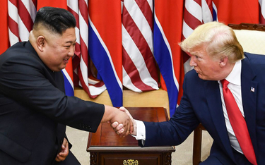 Trump gratuluje Kimowi walki z koronawirusem