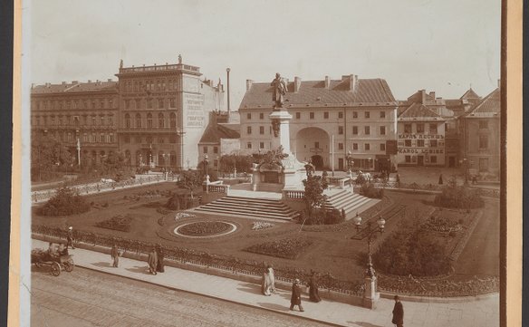 Pomnik Adama Mickiewicza na Krakowskim Przedmieściu. W tle Dziekanka i dwie kamienice Fajansów, Wars